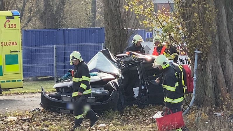 U Poděbrad narazilo auto do stromu, tři zranění